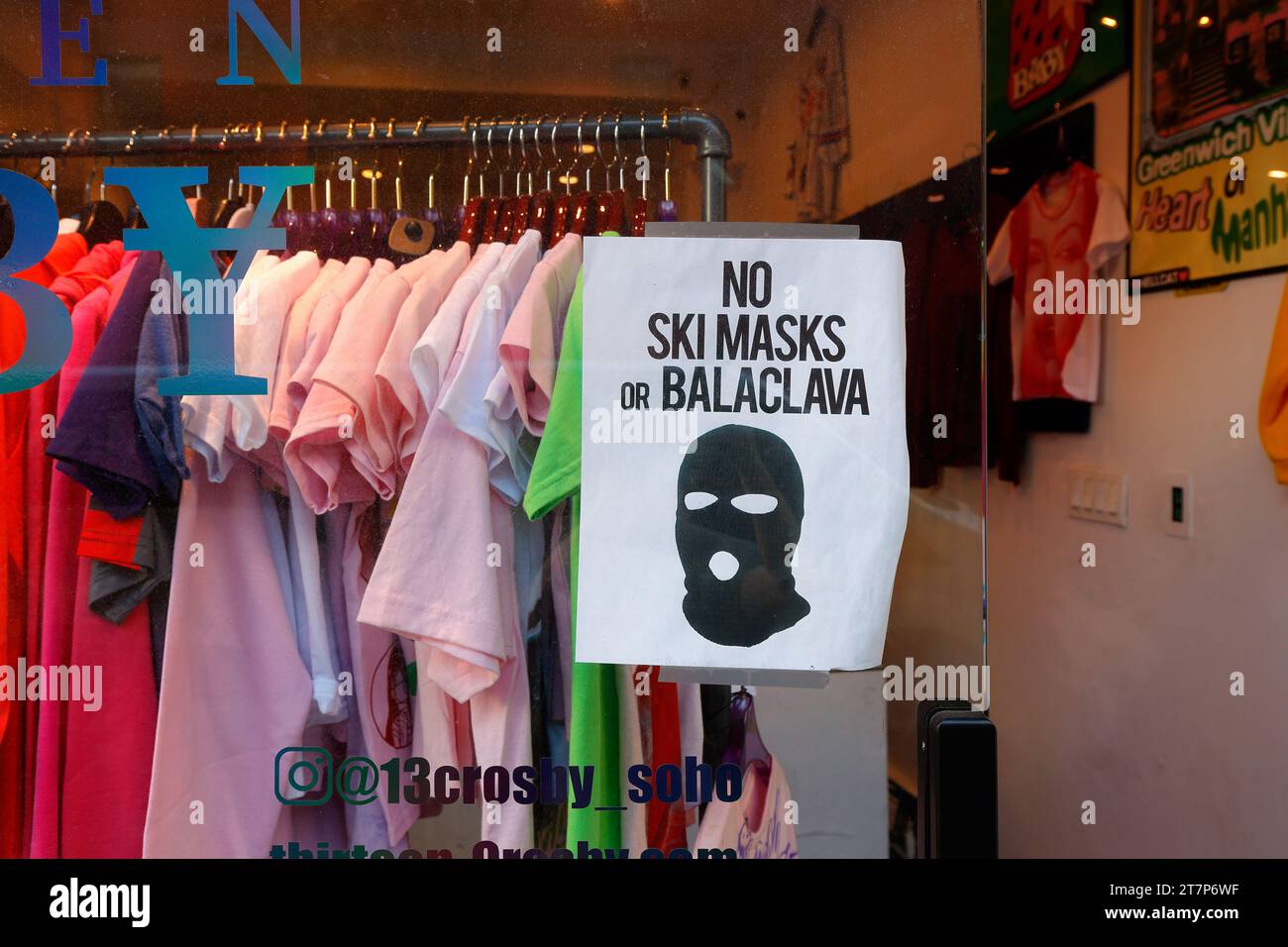 Ein Warnschild „keine Skimasken oder Balaclava“ im Fenster einer Bekleidungsboutique in New York City. Stockfoto
