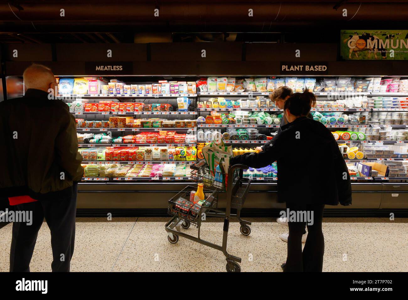 Käufer stöbern in den fleischlosen und pflanzlichen veganen Lebensmitteln, die in einem Supermarkt in New York City erhältlich sind Stockfoto