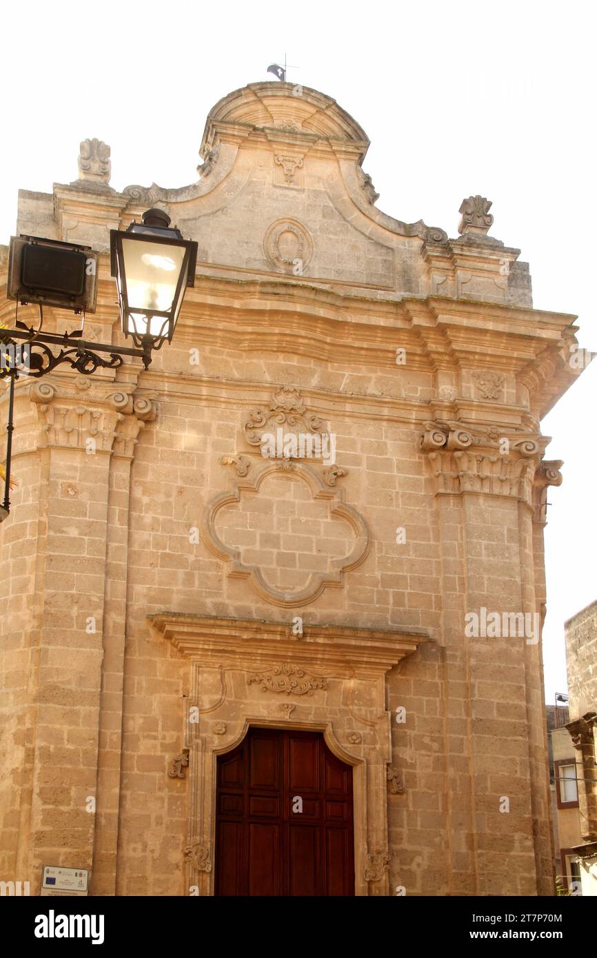 Manduria, Italien. Fassade der Chiesa di San Cosimo aus dem 18. Jahrhundert. Stockfoto