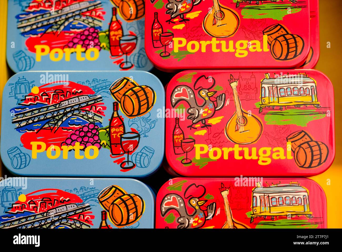 Symbole von Portugal, elegante portugiesische Sardinendosen, Andenken, Bolhao Markt, Porto, Portugal Stockfoto