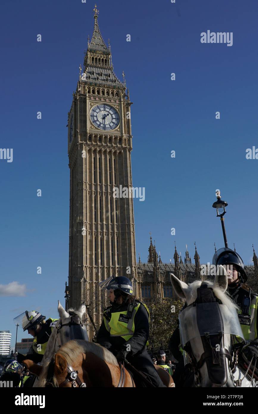 Freier palästinensermarsch durch das Zentrum Londons. Der marsch begann im Hyde Park und endete in der US-Botschaft. Es gab mehrere Polizisten in der Nähe von Westminster Stockfoto