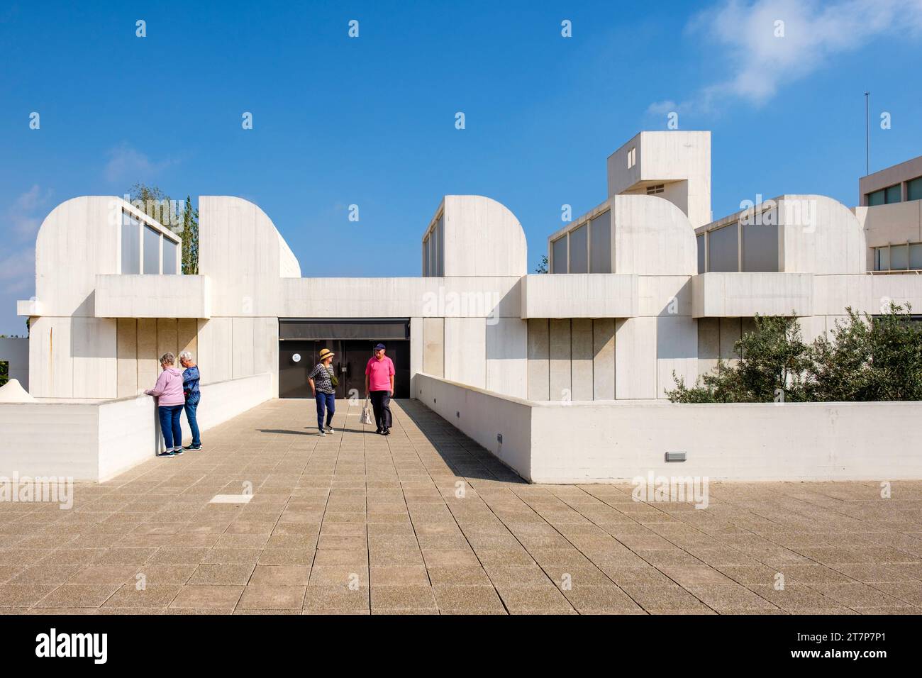 Besucher des Kunstmuseums, spazieren vor dem Fundació Joan Miró, Joan Miro Foundation, Montjuic, Barcelona, Katalonien, Spanien Stockfoto