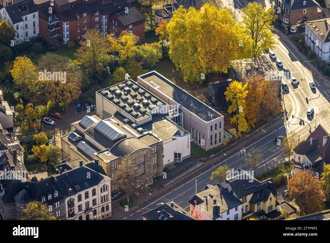 Luftbild, Märkisches Museum Witten und Stadtbibliothek, herbstliche Laubbäume Husemannstraße Ecke Ruhrstraße, Witten, Ruhrgebiet, Nordrhein-Westfalen, Deutschland ACHTUNGxMINDESTHONORARx60xEURO *** Luftansicht, Märkisches Museum Witten und Stadtbibliothek, herbstliche Laubbäume Husemannstraße Ecke Ruhrstraße, Witten, Ruhrgebiet, Nordrhein-Westfalen Stockfoto