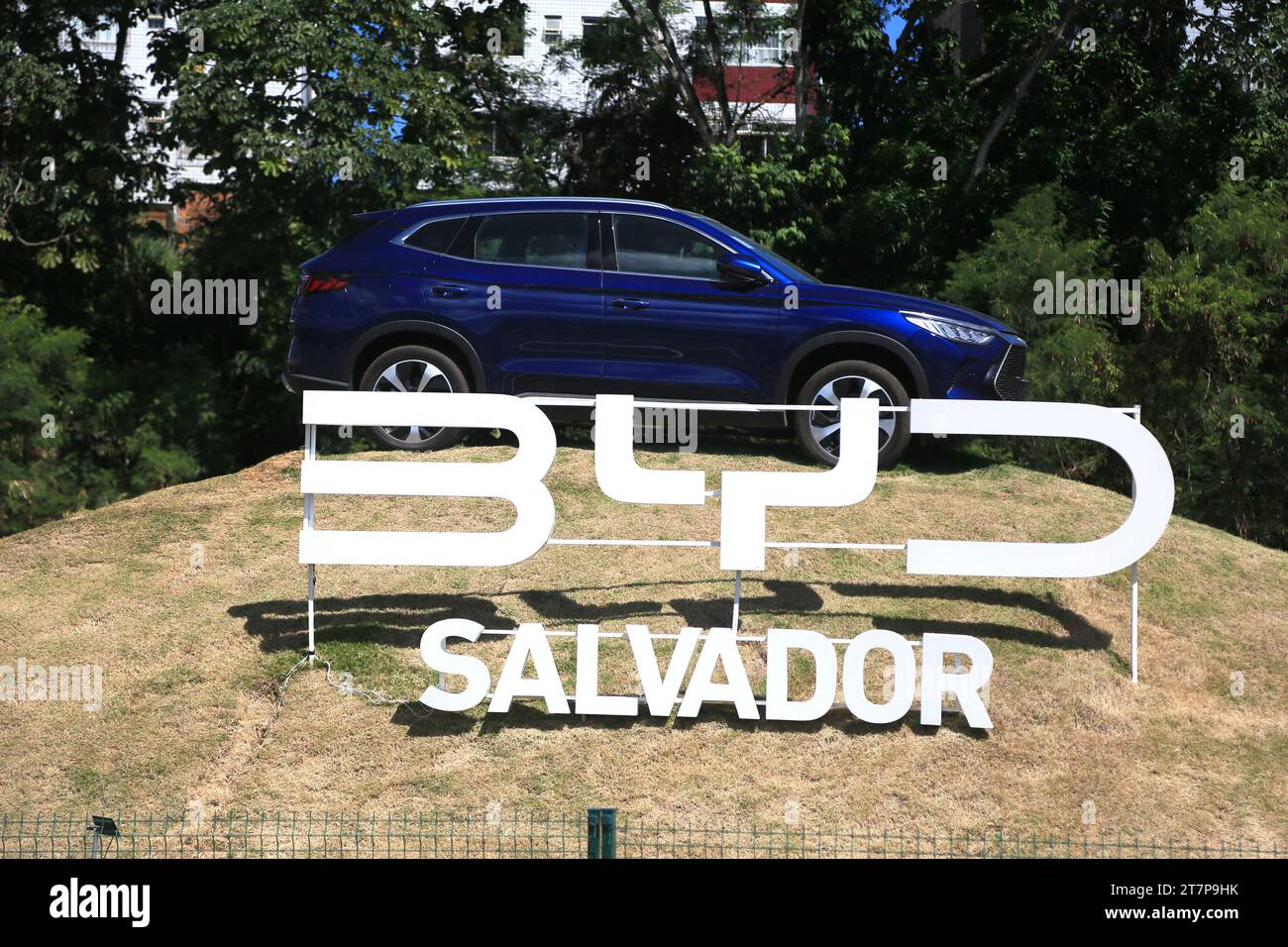 salvador, bahia, brasilien - 11. oktober 2023: Ansicht eines Händlers des Elektro- und Hybridwagenherstellers BYD in der Stadt Salvador. Stockfoto