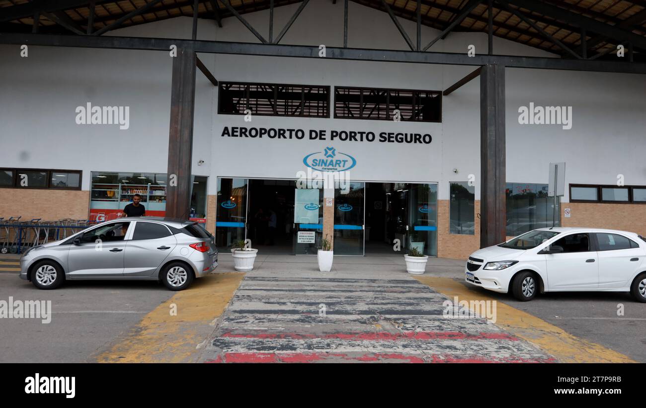 porto seguro, bahia, brasilien - 20. oktober 2023: Fassade des Flughafens Porto Seguro im äußersten Süden von Bahia. Stockfoto