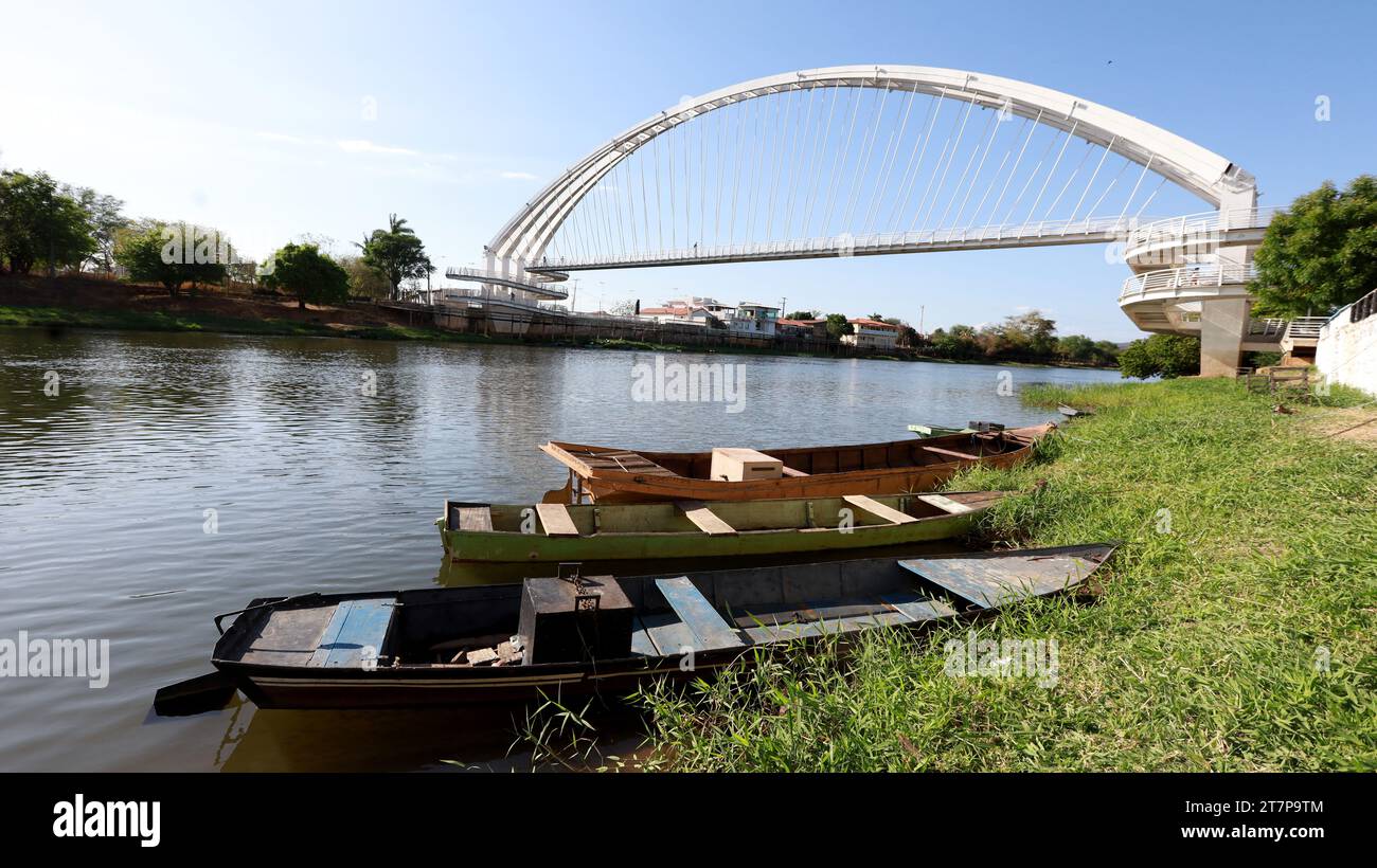 santa maria da vitoria, bahia, brasilien - 23. oktober 2023: Fußgängerweg mit Kabelbefestigung im westlichen Bahia. Stockfoto