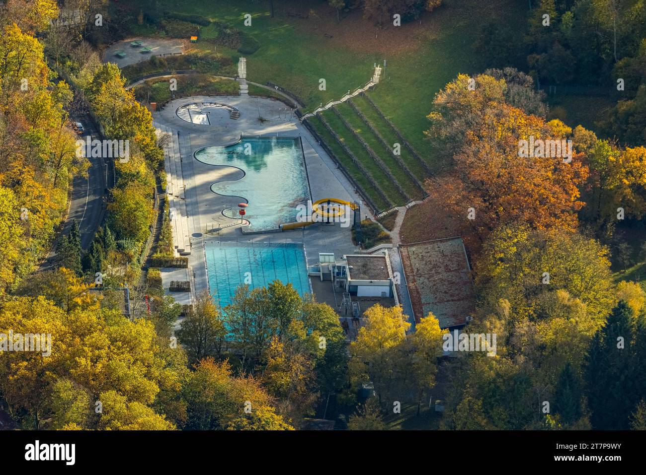 Luftbild, Freibad Annen mit Wasserrutsche und Laubbäume in Herbstfarben, Annen, Witten, Ruhrgebiet, Nordrhein-Westfalen, Deutschland ACHTUNGxMINDESTHONORARx60xEURO *** Luftblick, Freibad Annen mit Wasserrutsche und Laubbäumen in Herbstfarben, Annen, Witten, Ruhrgebiet, Nordrhein-Westfalen, Deutschland ACHTUNGxMINDESTHONORARx60xEURO Credit: Imago/Alamy Live News Stockfoto