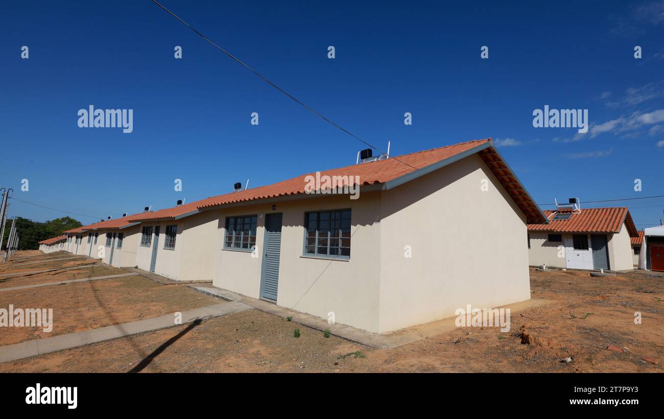 santa maria da vitoria, bahia, brasilien - 23. oktober 2023: Blick auf eine Eigentumswohnung mit beliebten Häusern aus dem Minha Casa, Minha Vida Programm im Bundesstaat Stockfoto