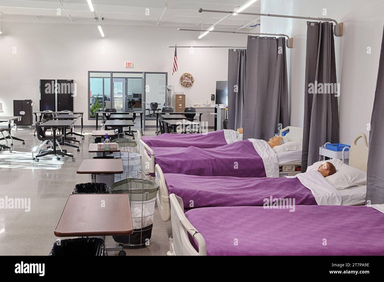 Ein Lernlabor und ein Schulraum mit Trainingsgeräten, in dem Pflegefertigkeiten vermittelt werden. Stockfoto