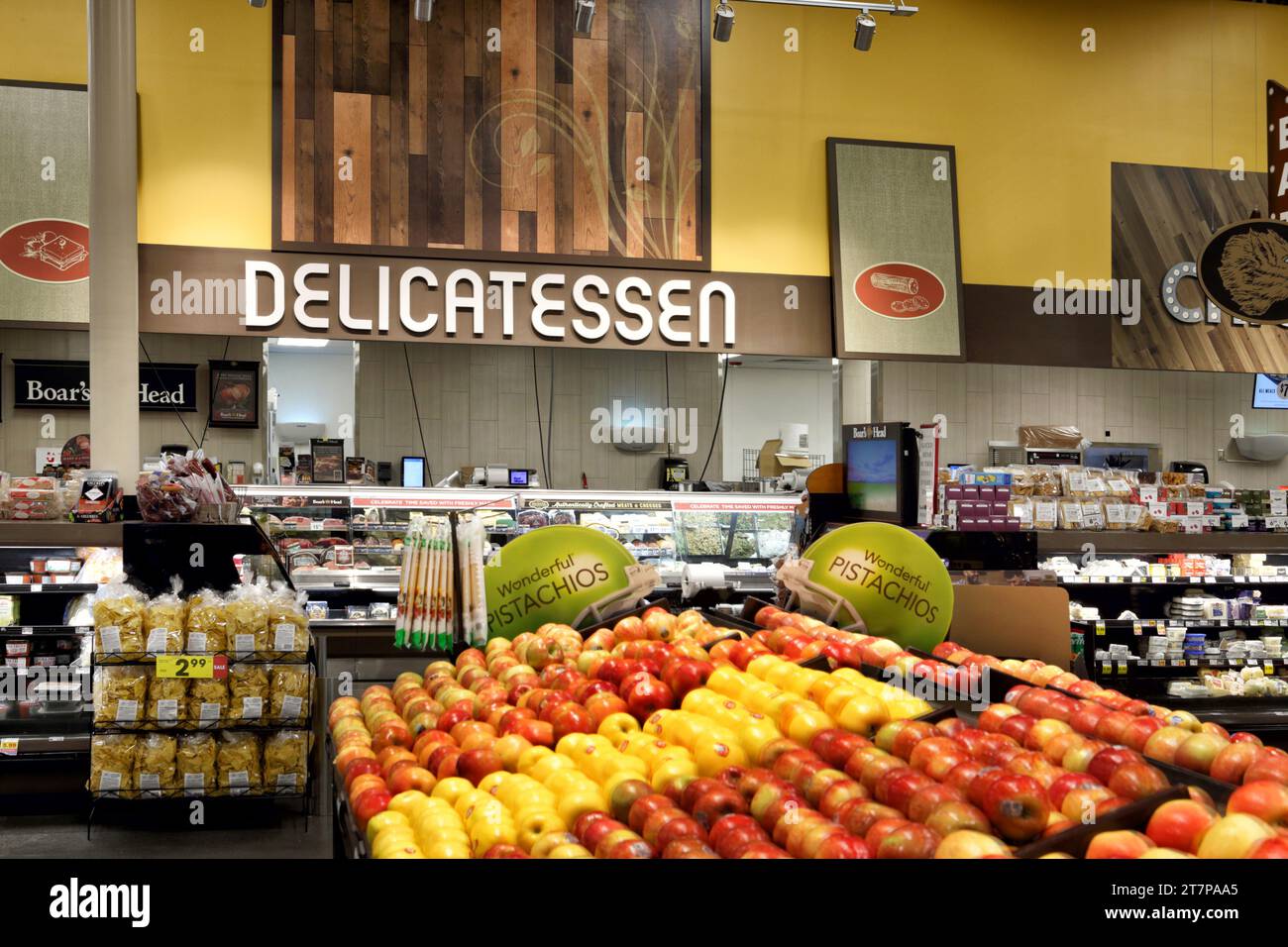 Die Artikel- und Feinkostbereiche eines Superlebensmittelgeschäfts mit Fred Meyer. Stockfoto