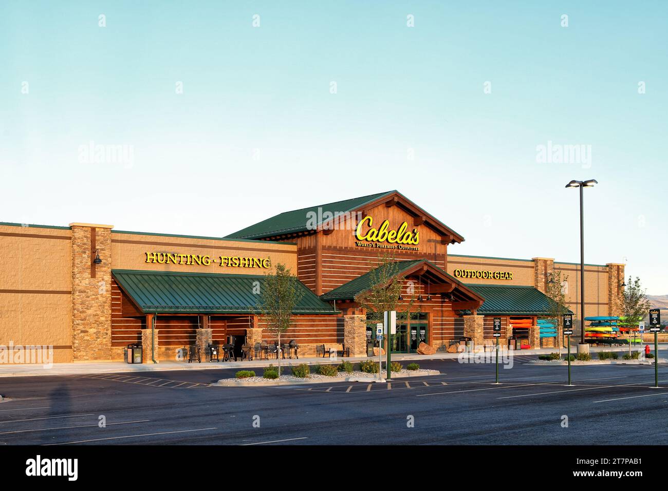 Ein Bild der Vorderfassade eines Cabellas Einzelhandelsgeschäfts aus Ziegelstein und Mörser Stockfoto