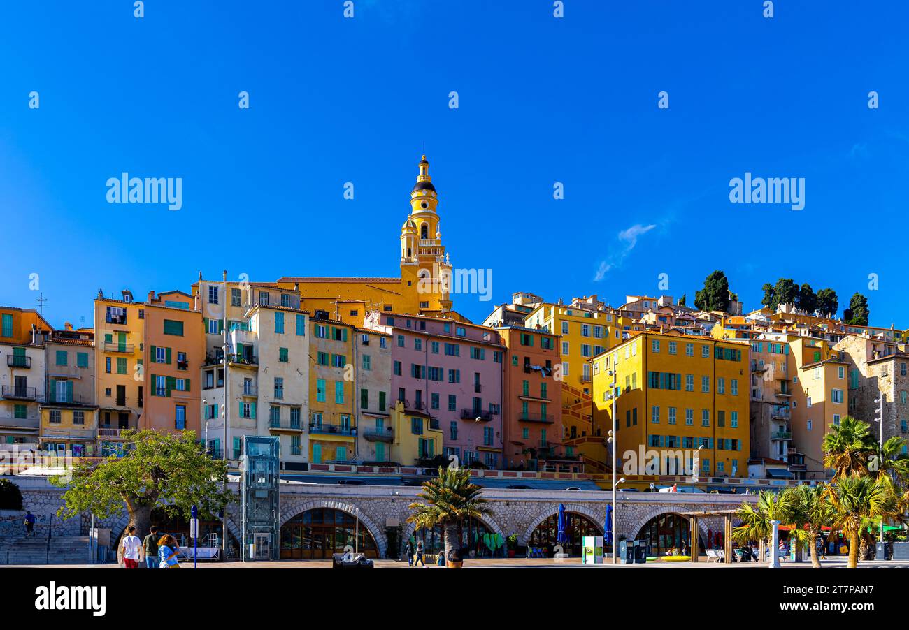 Blick auf Menton, eine Stadt an der französischen Riviera im Südosten Frankreichs, bekannt für Strände und den Garten Serre de la Madone, Frankreich Stockfoto