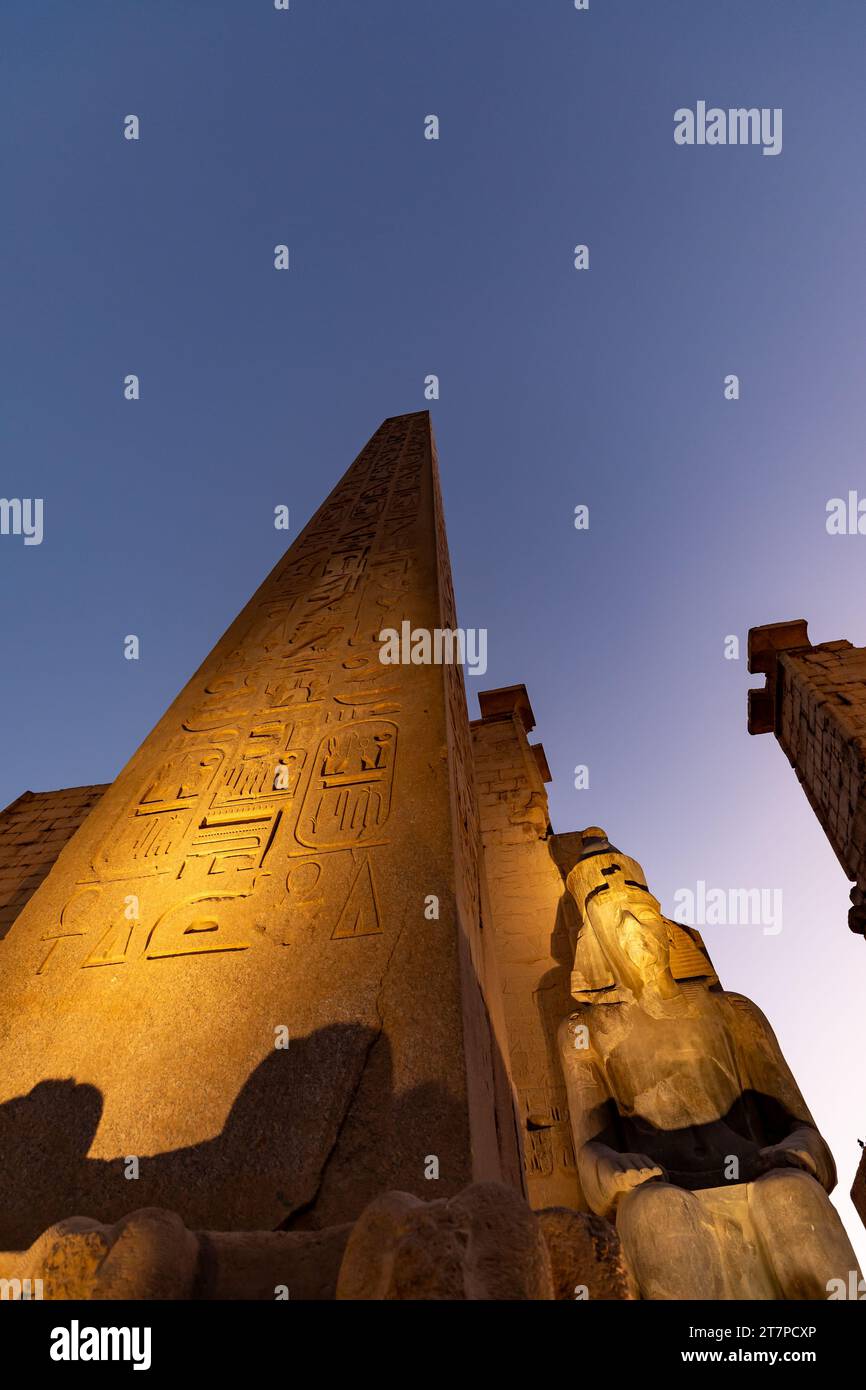 Nächtlicher Blick auf die Statuen Säulen und Hieroglyphen des archäologischen Schatzes und Touristenziel des Luxor-Tempels, beleuchtet bei Nacht Stockfoto