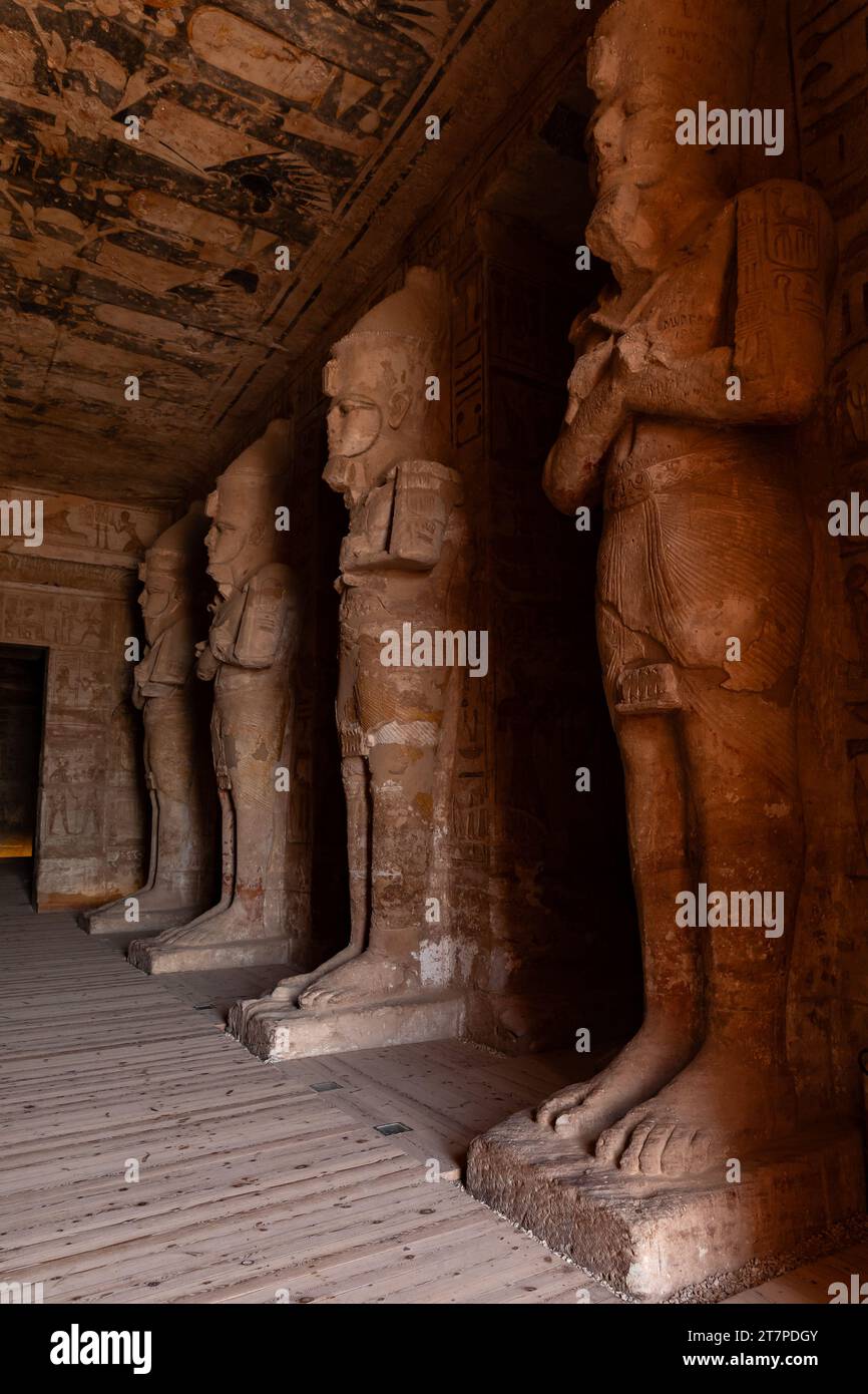 Große Innenstatuen und Hieroglyphen des Abu Simbel Tempels, antike historische UNESCO-Weltkulturerbestätte, erbaut von König Ramses II Stockfoto