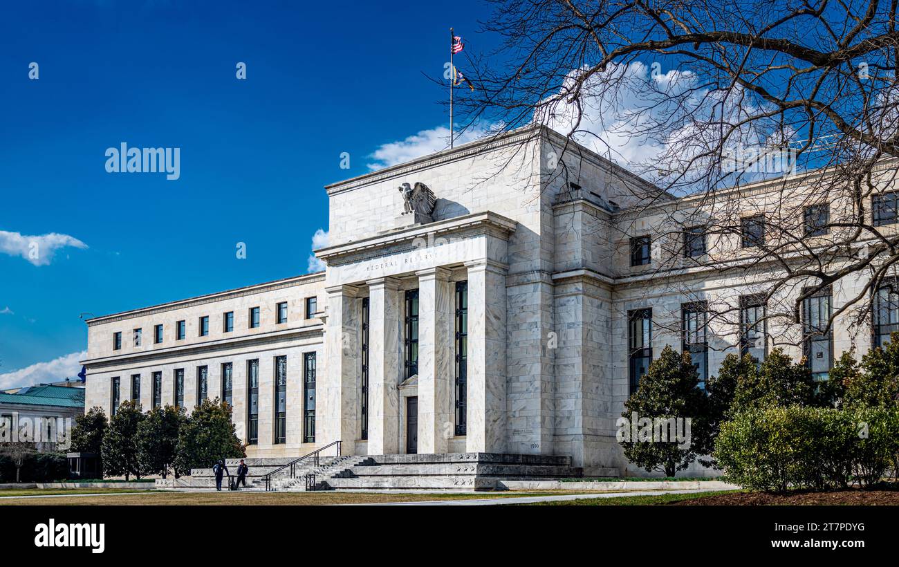 Washington D.C. – 17. März 2019; zwei Sicherheitsbeamte stehen vor dem Hauptquartier des US Federal Reserve System, wo Geldpolitik i Stockfoto