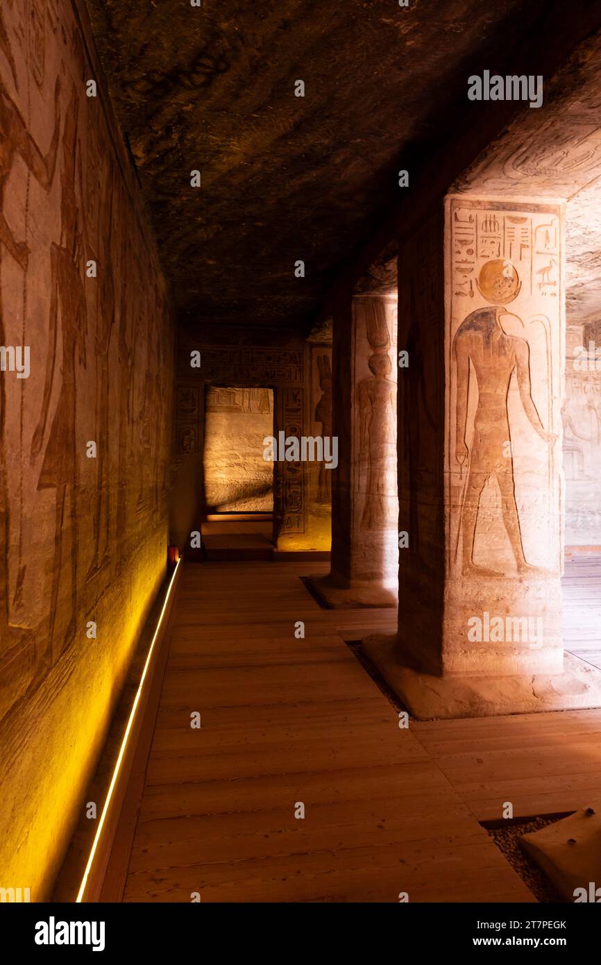 Große Innenstatuen und Hieroglyphen des Abu Simbel Tempels, antike historische UNESCO-Weltkulturerbestätte, erbaut von König Ramses II Stockfoto