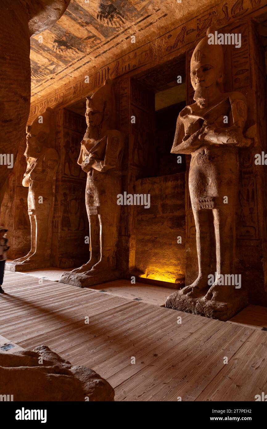 Große Innenstatuen und Hieroglyphen des Abu Simbel Tempels, antike historische UNESCO-Weltkulturerbestätte, erbaut von König Ramses II Stockfoto