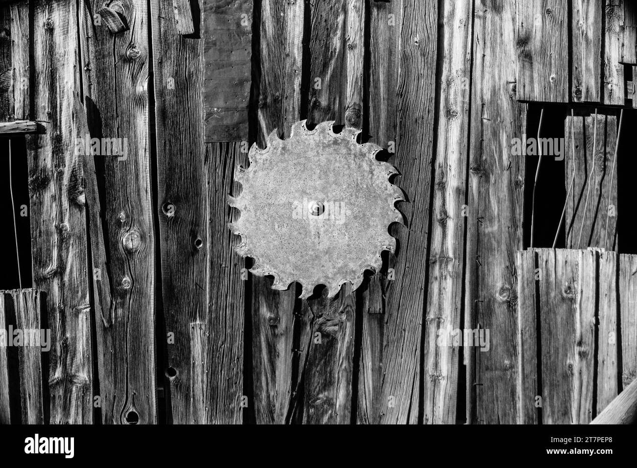 Rosted Circular Saw auf einer verlassenen Hütte in der Geisterstadt Bodie, Kalifornien - Black and White Stockfoto