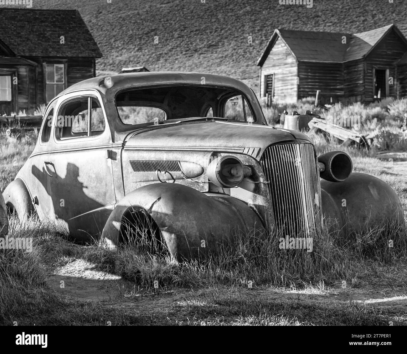 Verlassenes Auto in der Geisterstadt Bodie, Kalifornien - Schwarz und weiß Stockfoto