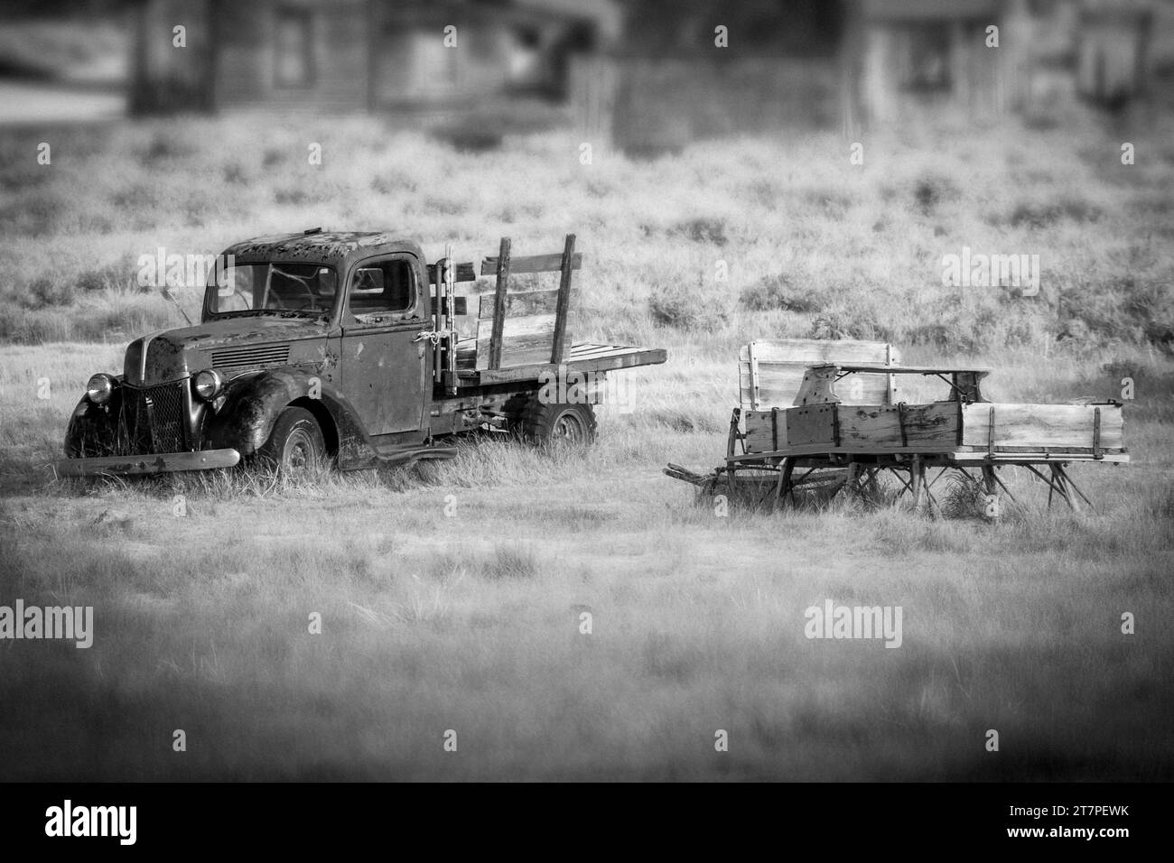 Verlassener Truck und Wagon in der Geisterstadt Bodie, Kalifornien - Schwarz und weiß Stockfoto