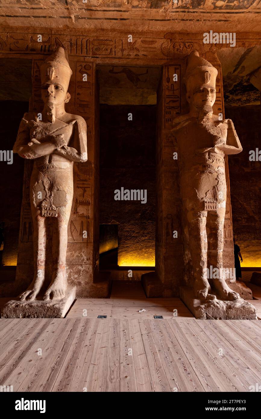 Große Innenstatuen und Hieroglyphen des Abu Simbel Tempels, antike historische UNESCO-Weltkulturerbestätte, erbaut von König Ramses II Stockfoto