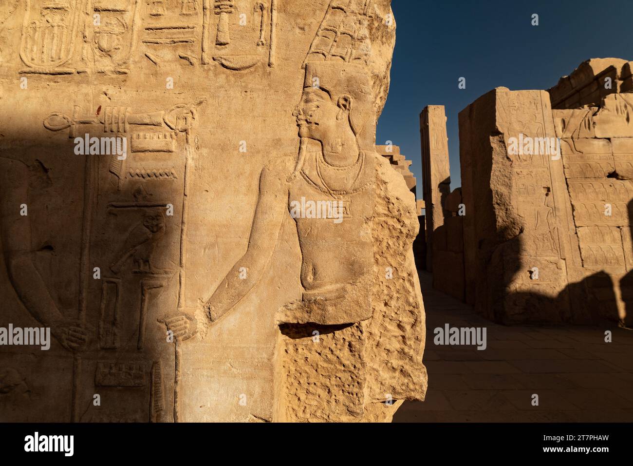Hieroglyphenartige Reliefs an den Wänden und Säulen der antiken Ruinen des Tempelkomplexes Karnak in der ägyptischen Wüstenstadt Luxor Stockfoto