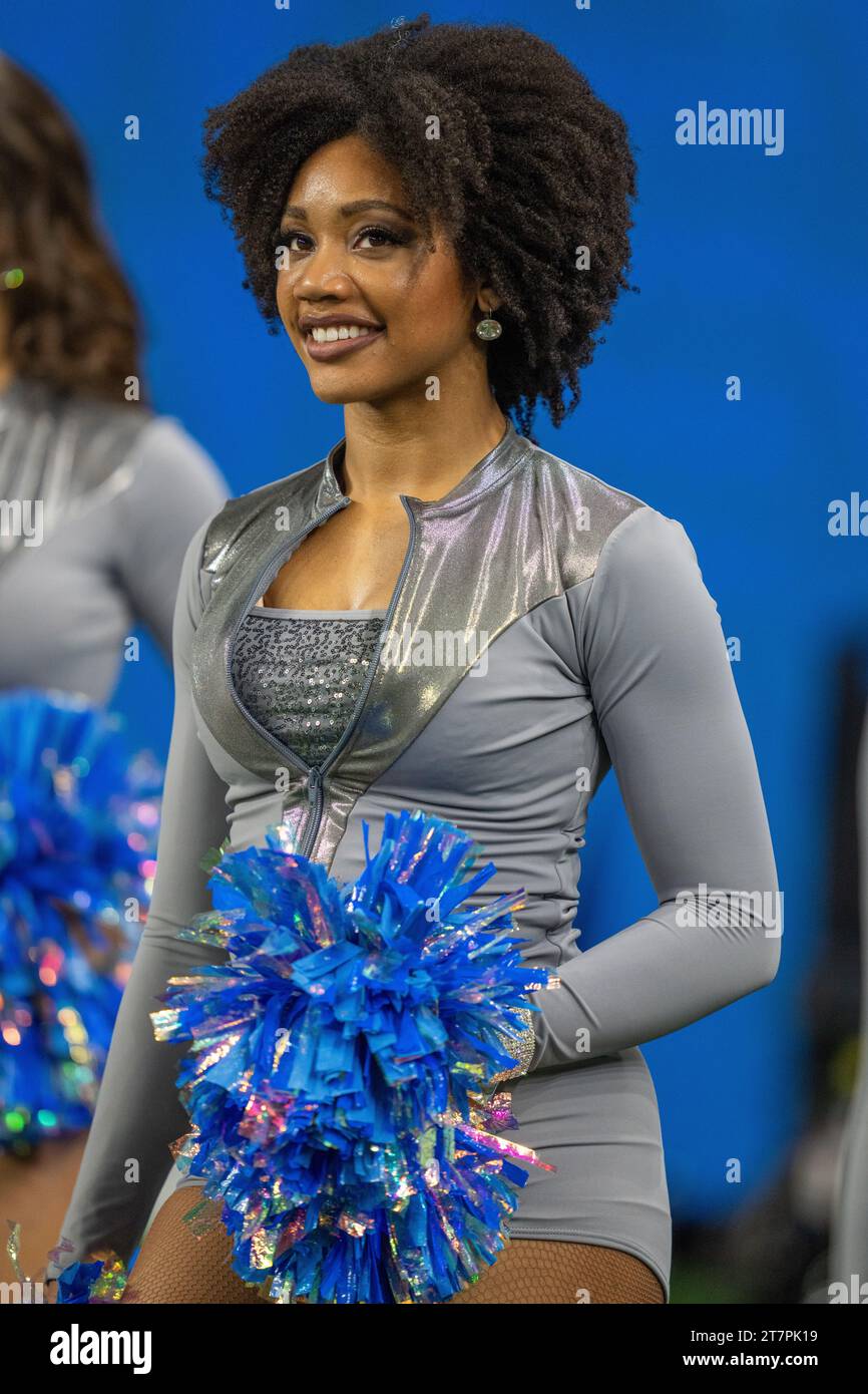 Detroit, MI, USA: Einer der Cheerleader der Detroit Lions während eines Spiels der NFL gegen die Las Vegas Raiders im Ford Field am Montag, 30. Oktober 2023. Die Stockfoto