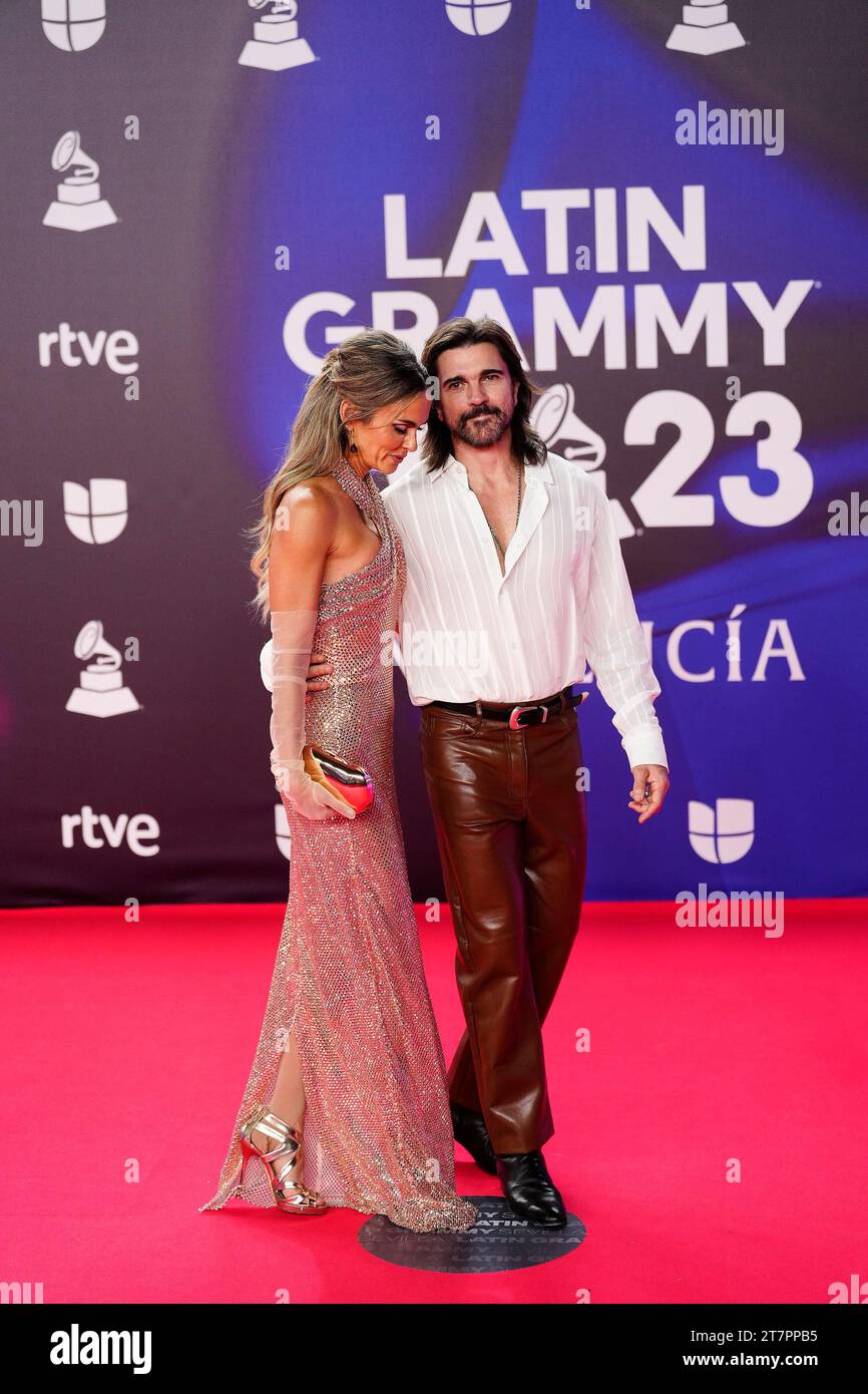 November 2023, Sevilla, Andalusien, Spanien: Juanes, Karen Martinez nimmt während der 24. jährlichen Latin GRAMMY Awards auf der FIBES am 16. November 2023 in Sevilla, Spanien, Teil (Foto: © Jack Abuin/ZUMA Press Wire). Nicht für kommerzielle ZWECKE! Stockfoto