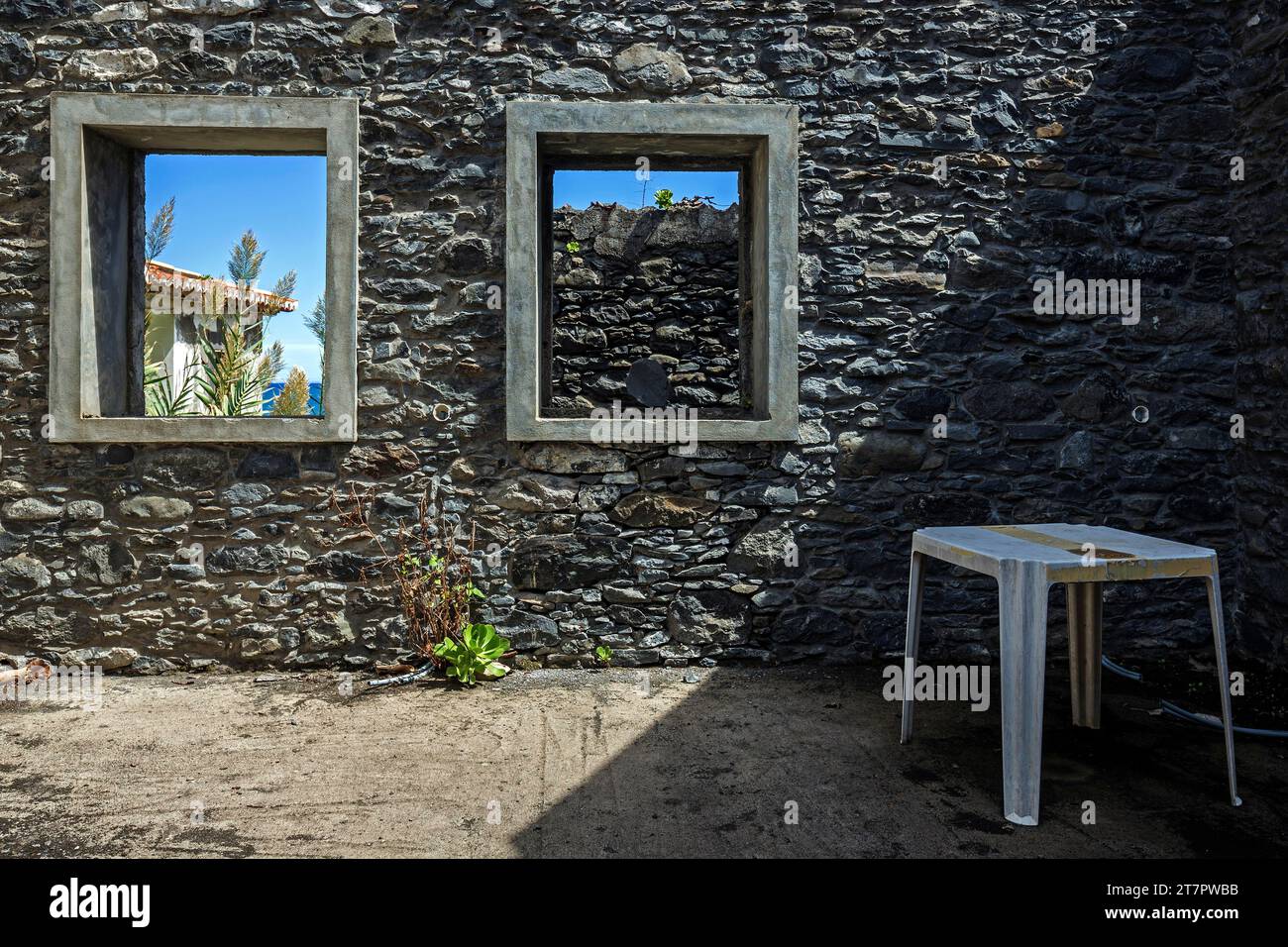 Zerbröckelnde Wand mit Fensterrahmen, Porto da Cruz, Madeira, Portugal Stockfoto