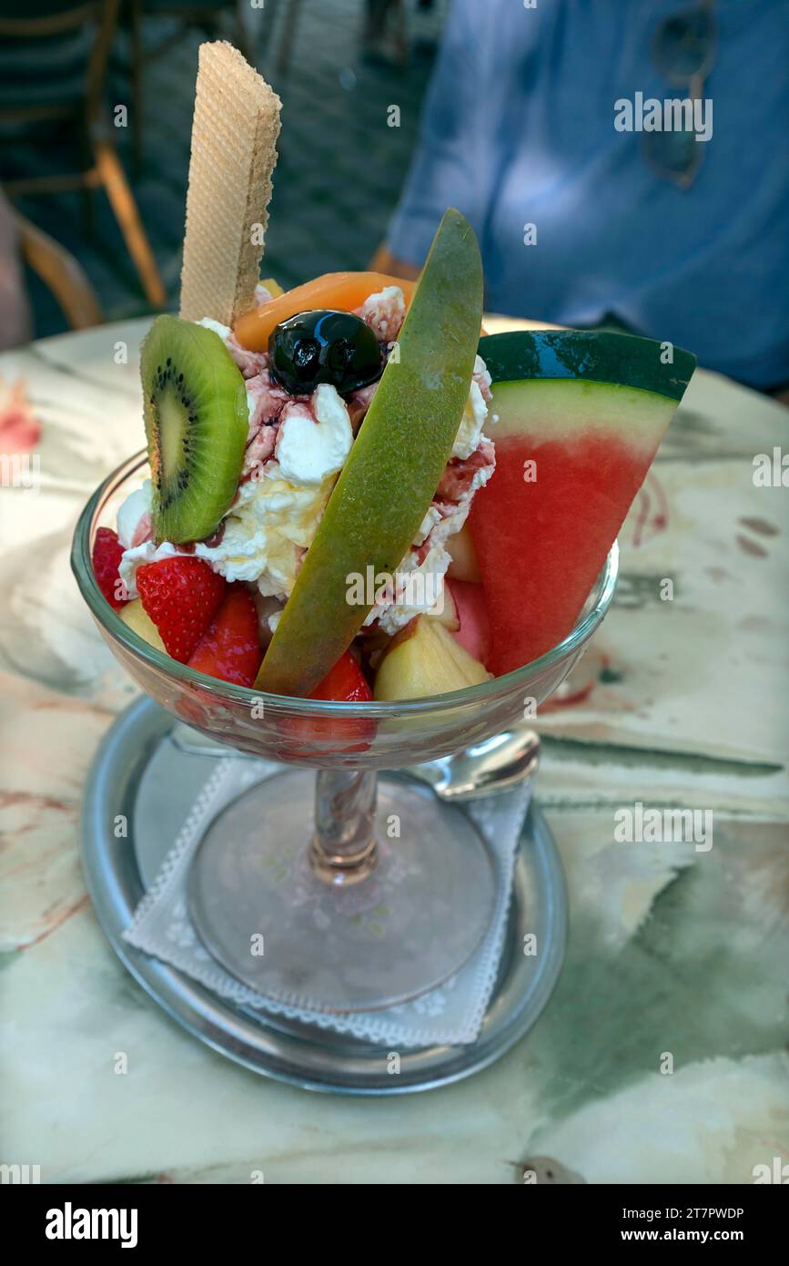 Eisbecher mit Obst in einer italienischen Eisdiele, Bayern, Deutschland Stockfoto