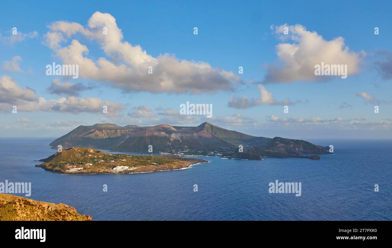 Aussichtspunkt, Osservatorio Geofisico di Lipari, Blick auf Vulcano, Abendlicht, blauer Himmel, weiße Wolken, Lipari, Lipari-Inseln, Äolische Inseln, Sizilien Stockfoto