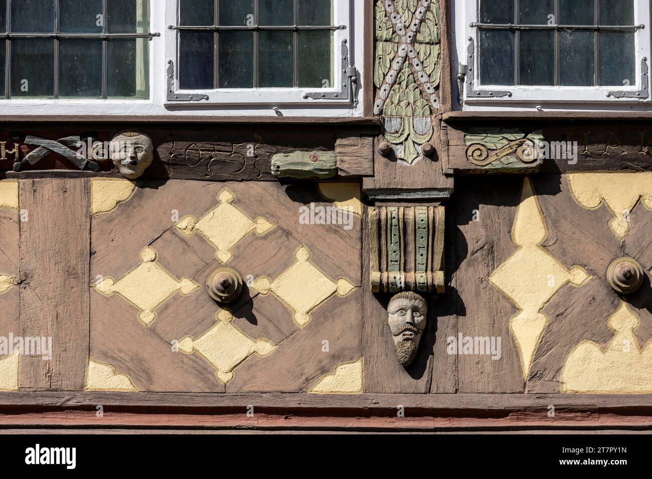 Detail eines alten, mittelalterlichen Fachwerkhauses in der Gelbinger Gasse mit Ornamenten und geschnitzten Köpfen, historische Altstadt, Schwäbischer Saal, Franken Stockfoto
