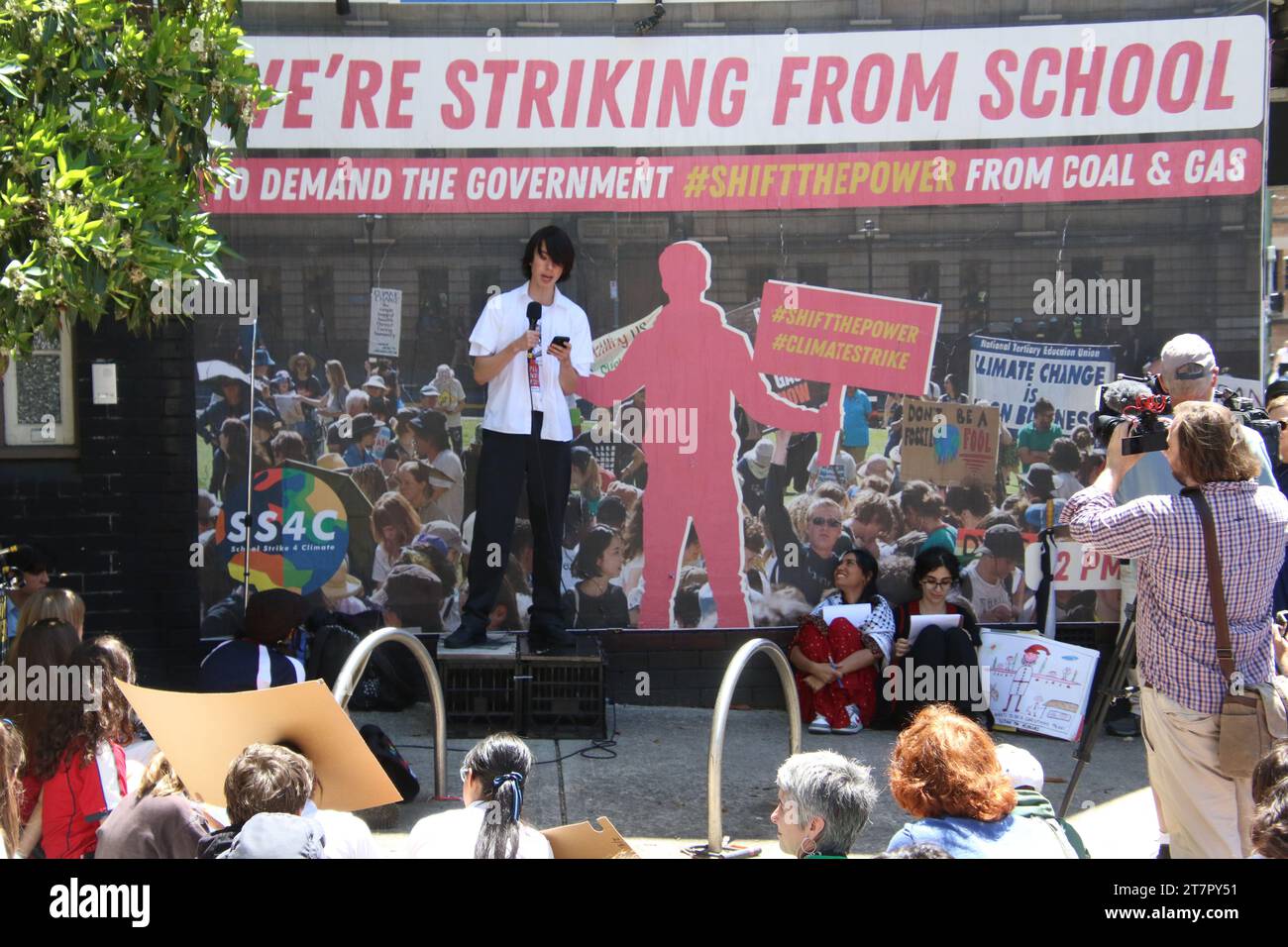 Sydney, Australien. November 2023. Demonstranten unter der Führung von Schulkindern marschierten vom Belmore Park zum Büro des Umweltministers in der 1A Great Buckingham Street als Teil der School Strike 4 Climate Action Movement und forderten Albanese und Plibersek #ShiftThePower von fossilen Brennstoffen weg, indem sie alle Genehmigungen und Subventionen für neue Energien beenden Projekte für fossile Brennstoffe. Richard Milnes/Alamy Live News Stockfoto