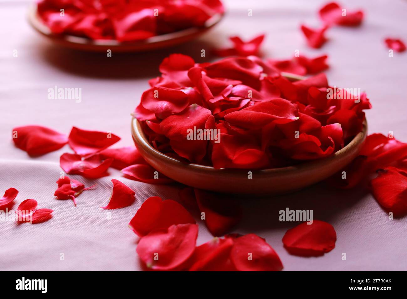 Rosenblätter in einer Schüssel auf dem Tisch, Nahaufnahme. Festliche Dekoration Stockfoto