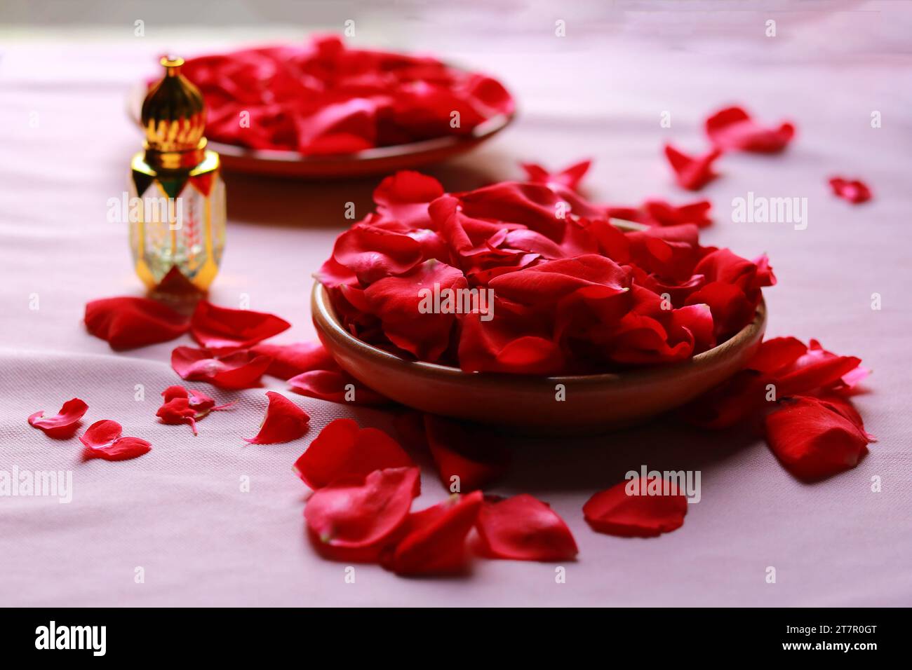 Rosenblätter in einer Schüssel auf dem Tisch, Nahaufnahme. Festliche Dekoration Stockfoto