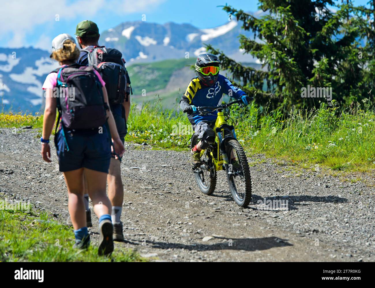 Konfliktsituation zwischen Wanderern und Mountainbikern auf einem gemeinsamen Wanderweg, Chablais Geopark, Montriond, Chablais, Frankreich Stockfoto