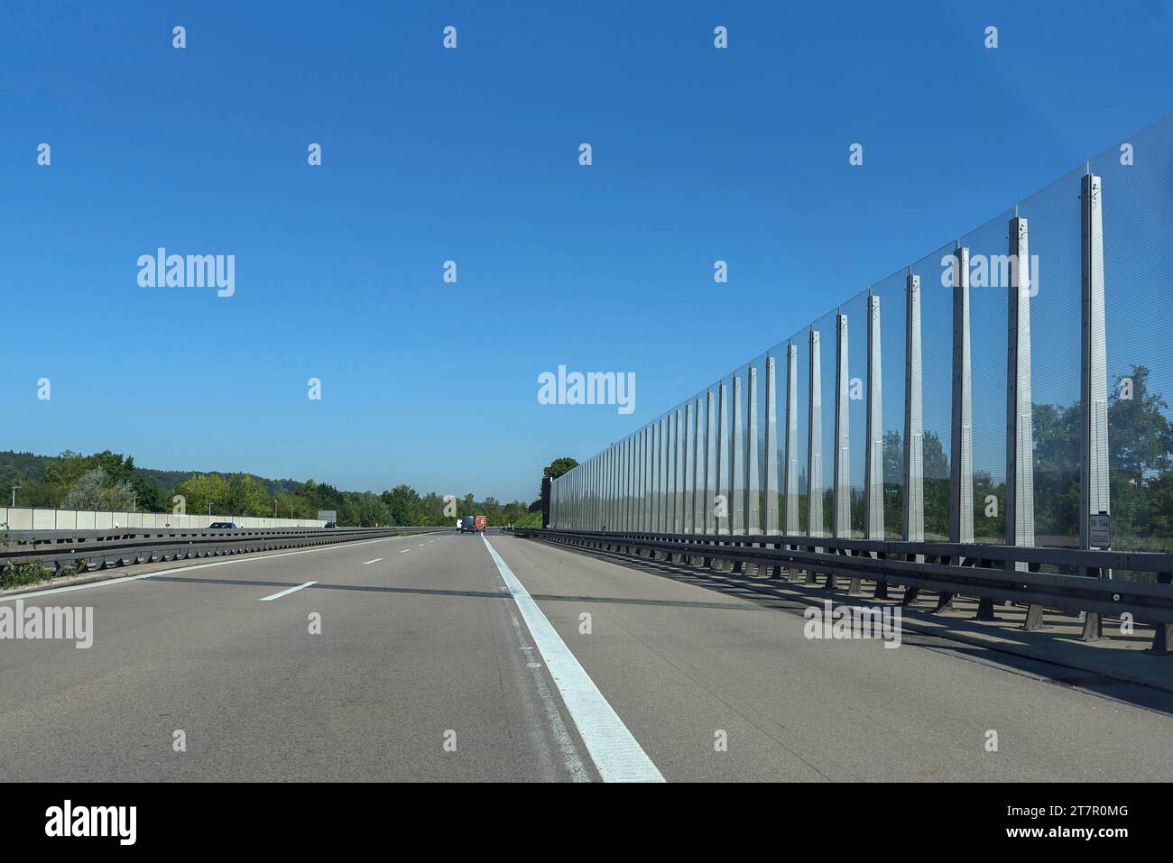 Moderne Lärmschutzwand an der Autobahn A6, Baden-Württemberg Stockfoto