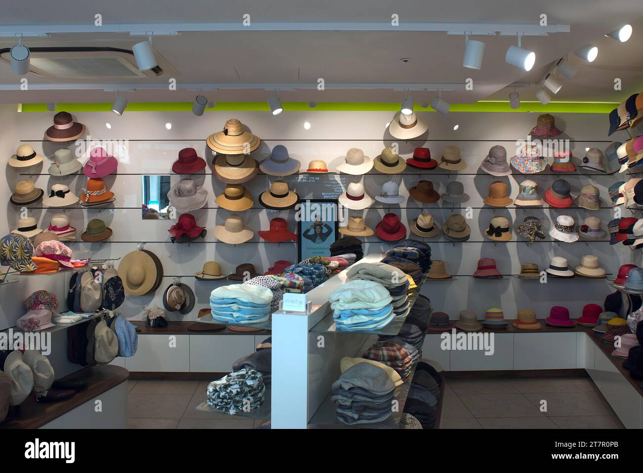 Sommerhüte in einem Hutladen in Bayern, Deutschland Stockfoto