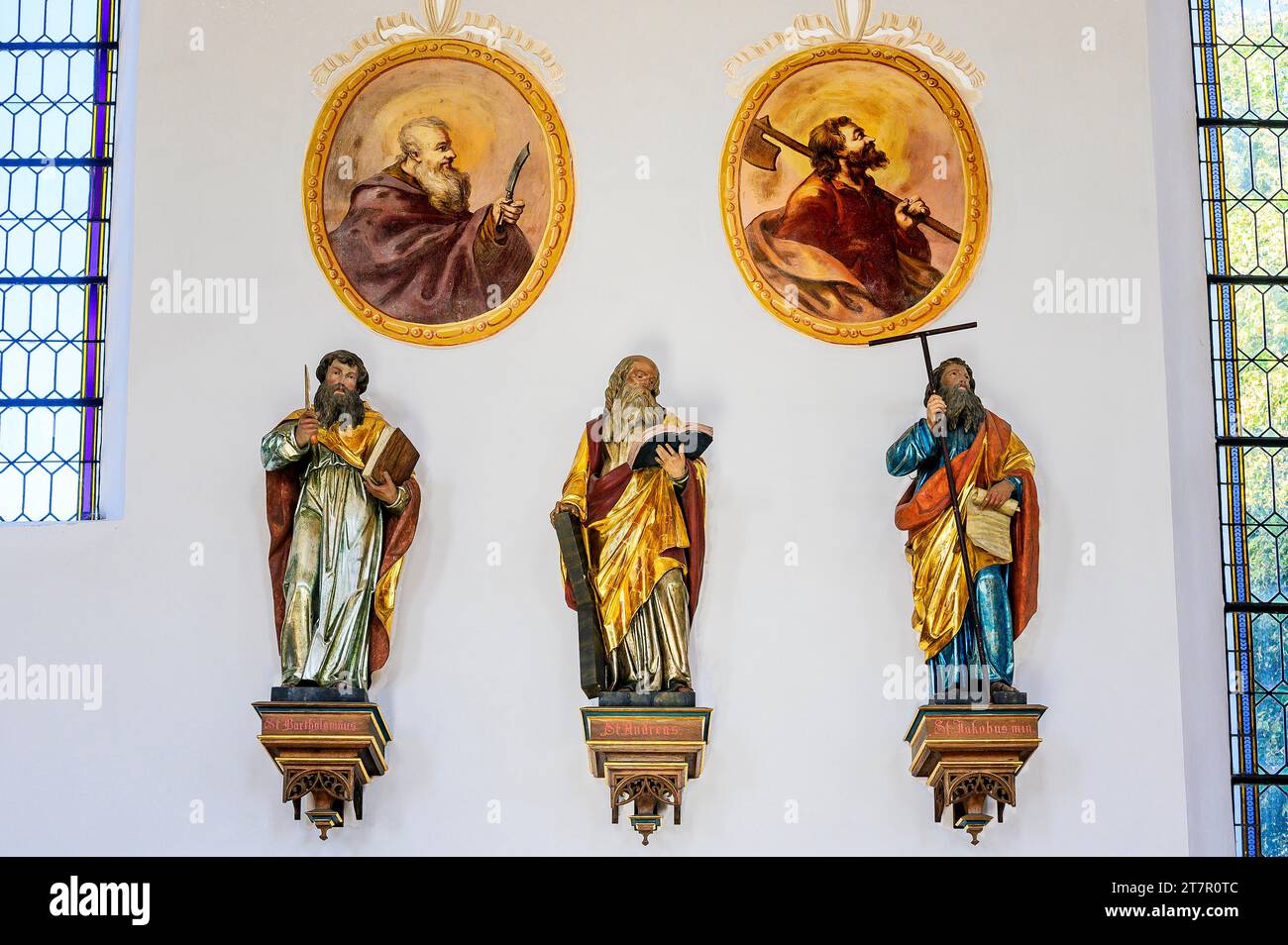 Seitenwand mit Heiligenfiguren und Bildern, Jakobskirche, Markt Rettenbach, Schwaben, Bayern, Deutschland Stockfoto