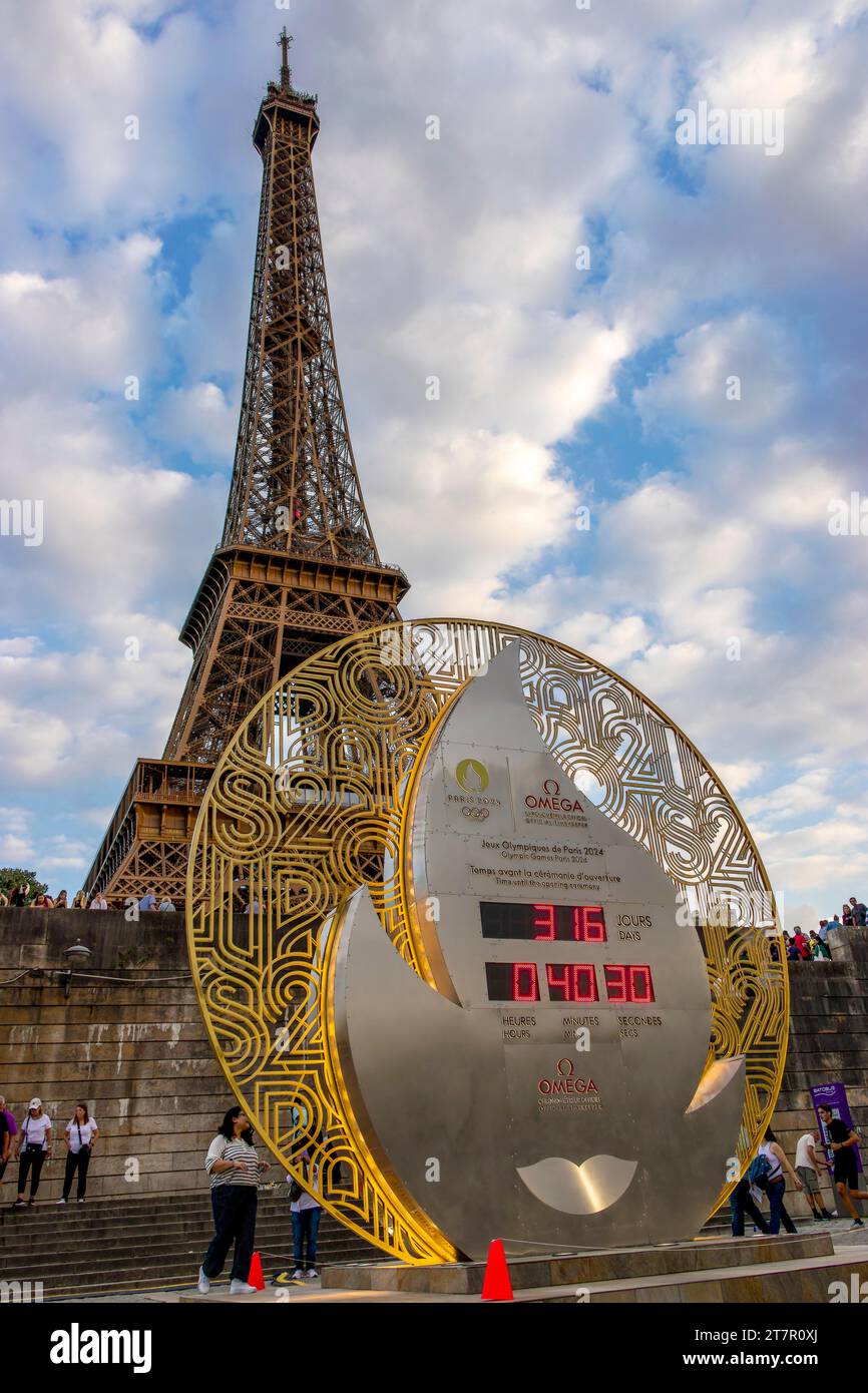 Dekorative Uhr am seine-Ufer, die bis zum Beginn der Olympischen Spiele zählt, mit dem Eiffelturm im Hintergrund, Paris Stockfoto