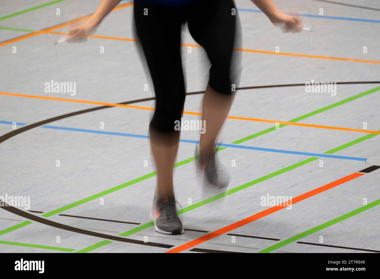 Frauenseil springt in einer Turnhalle, Stuttgart, Baden-Württemberg Stockfoto