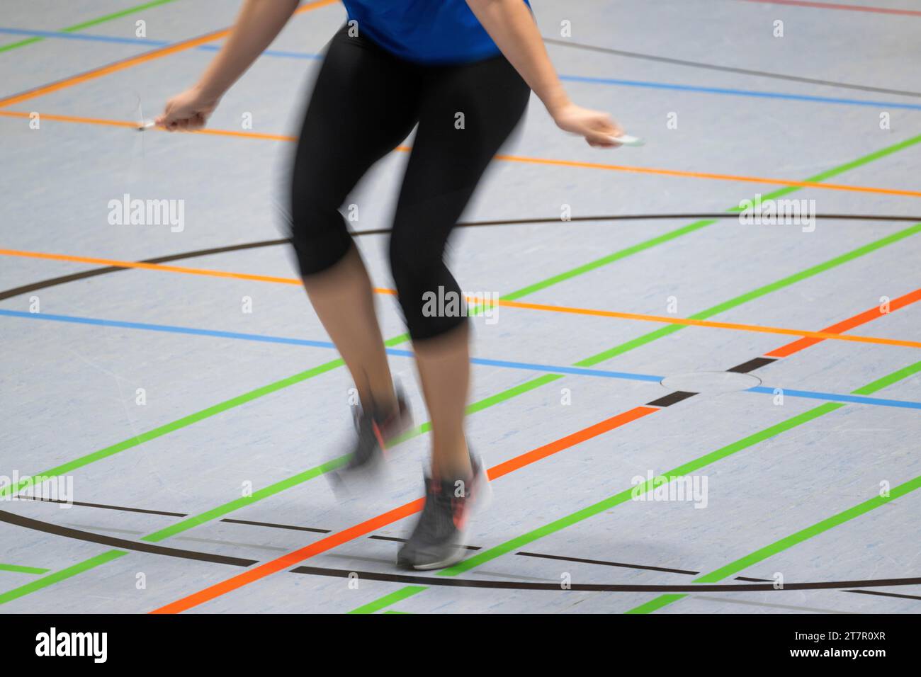 Frauenseil springt in einer Turnhalle, Stuttgart, Baden-Württemberg Stockfoto