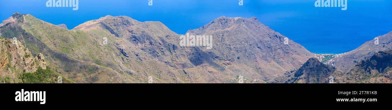 Panoramablick auf das Anaga-Massiv (Macizo de Anaga). Natürliche Landschaft im Norden Teneriffas. Kanarische Inseln. Spanien. Stockfoto