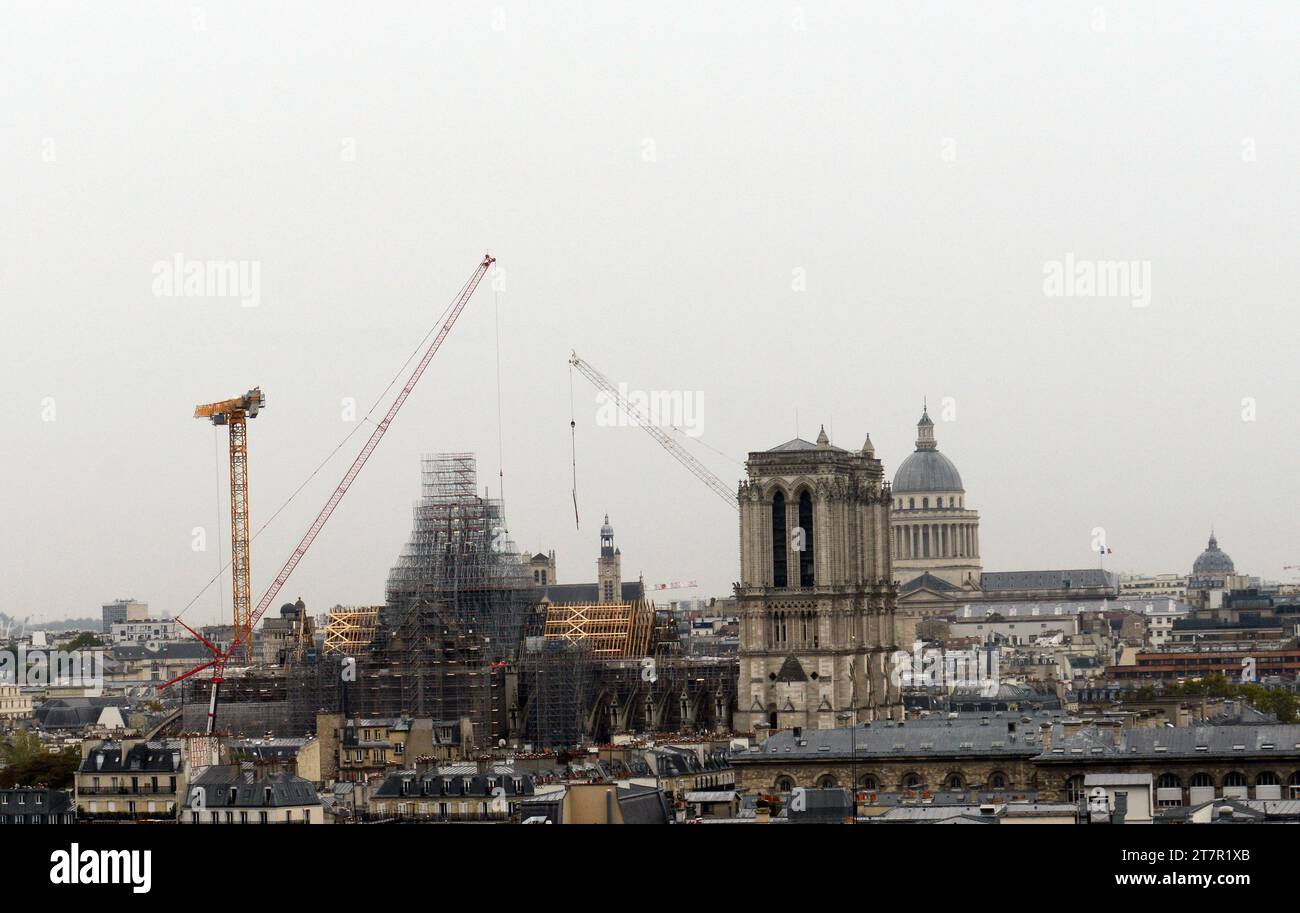 Die Kathedrale Notre Dame wird renoviert und vom Zentrum von Pompidou in Paris, Frankreich, aus gesehen. Stockfoto