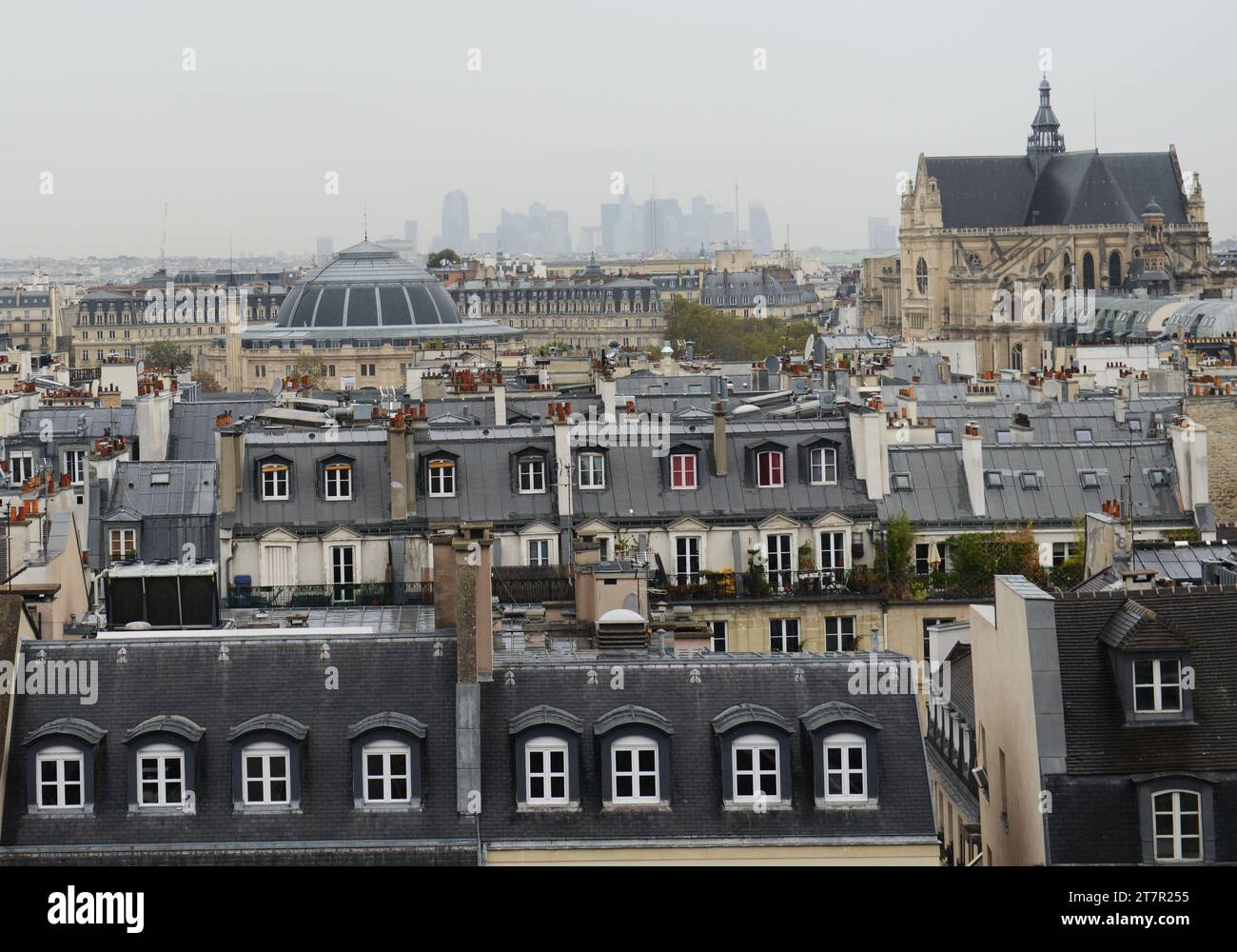 Die Bourse de Commerce und die Kirche Saint-Eustache aus dem Zentrum von Pompidou in Paris, Frankreich. Stockfoto