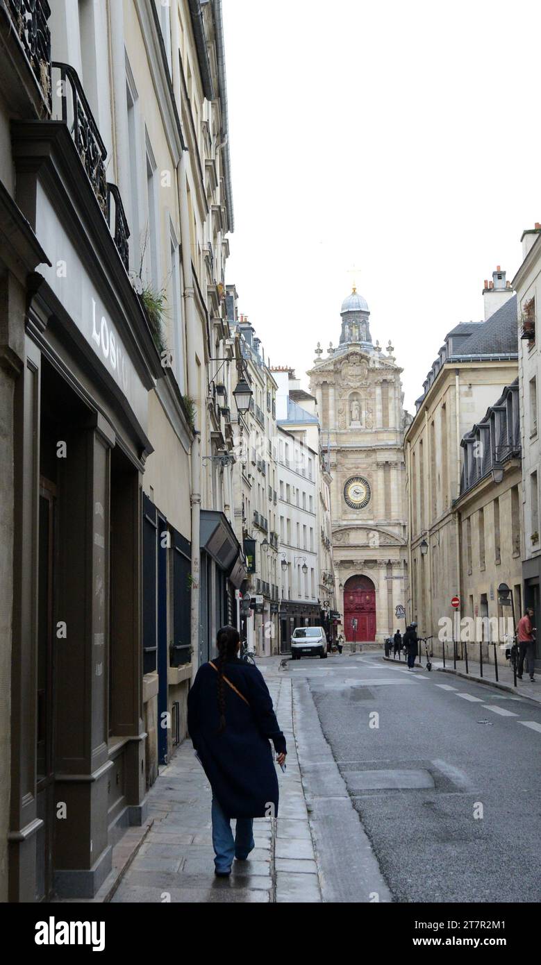 Spaziergang auf der Rue de Sévigné im 4. Arrondissement in Paris, Frankreich. Stockfoto