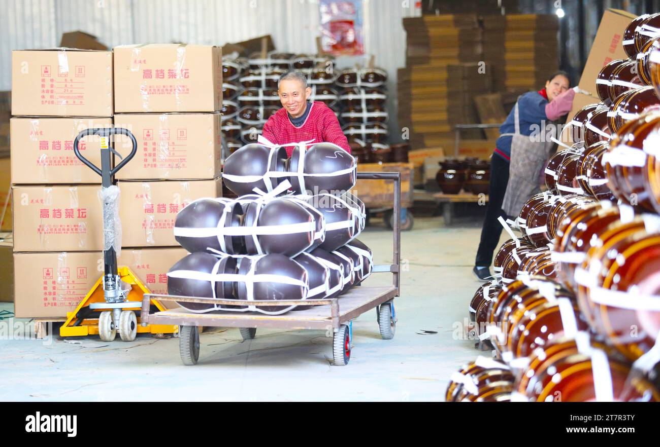 CHONGQING, CHINA – 16. NOVEMBER 2023 – Ein Arbeiter transportiert Keramikprodukte in einer Keramikwerkstatt in Chongqing, China, 16. November 2023. Stockfoto