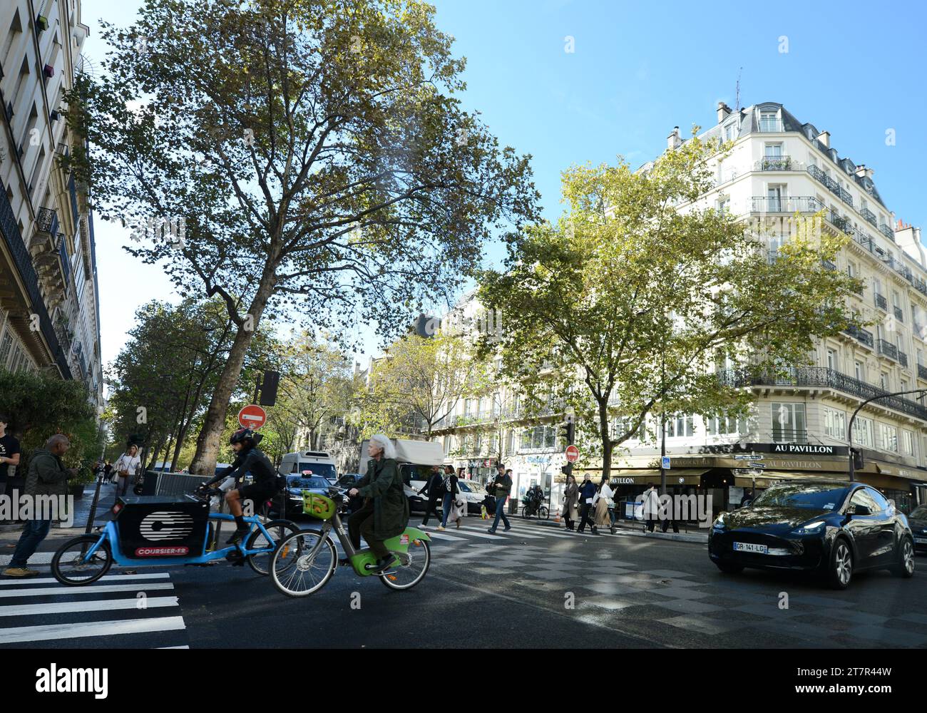 Spaziergang entlang des Boulevard de Sébastopol in Paris, Frankreich. Stockfoto