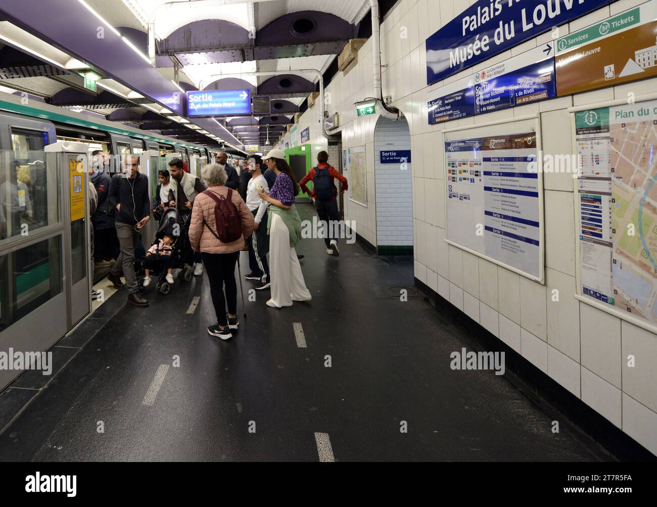 Palais Royal - U-Bahn-Station Musée du Louvre in Paris, Frankreich. Stockfoto