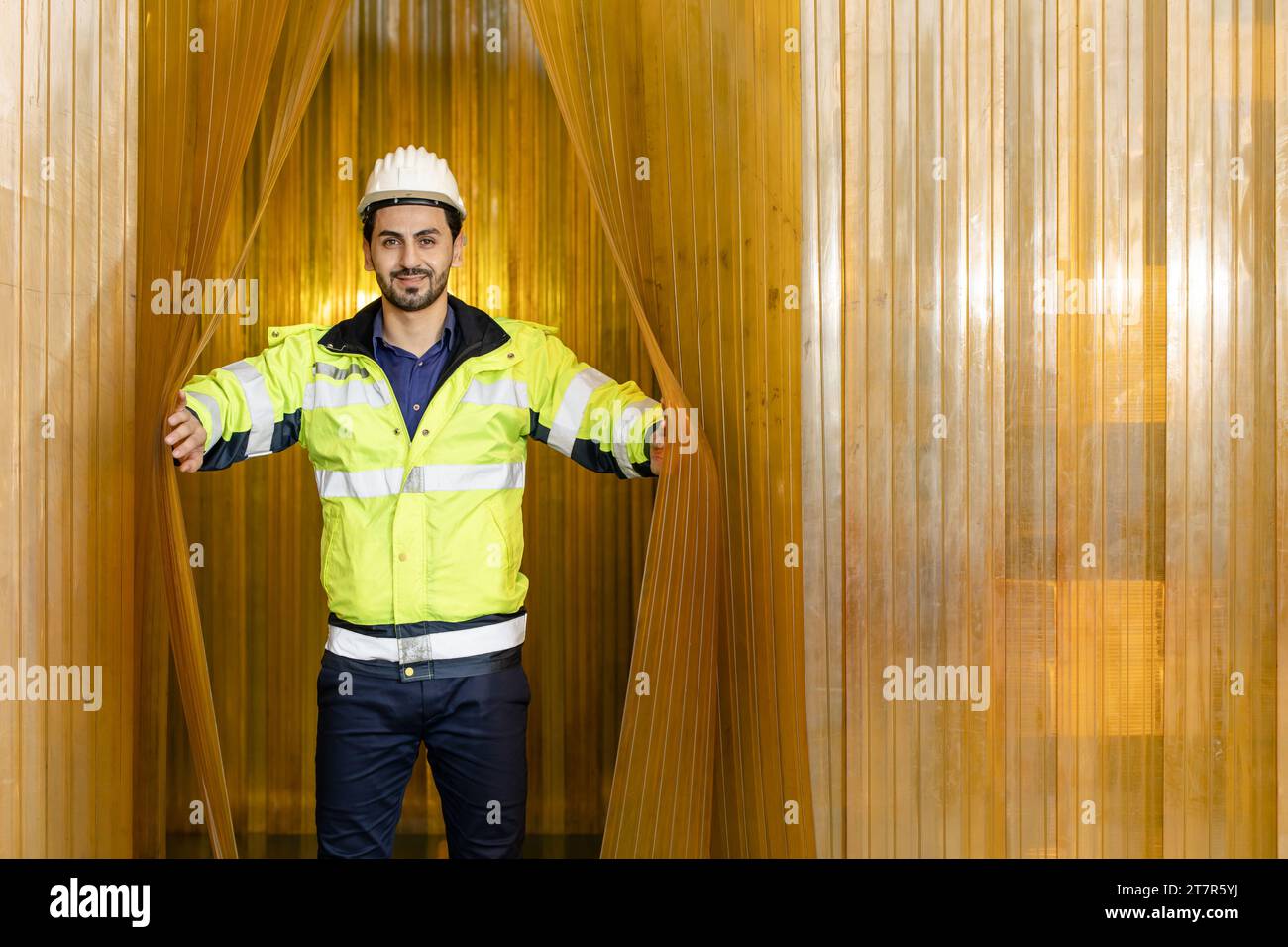 Porträt Hispanic lateinischer Ingenieur glückliche Arbeit Eröffnung Lager Industrie Hygiene gelber pvc-Vorhang Stockfoto